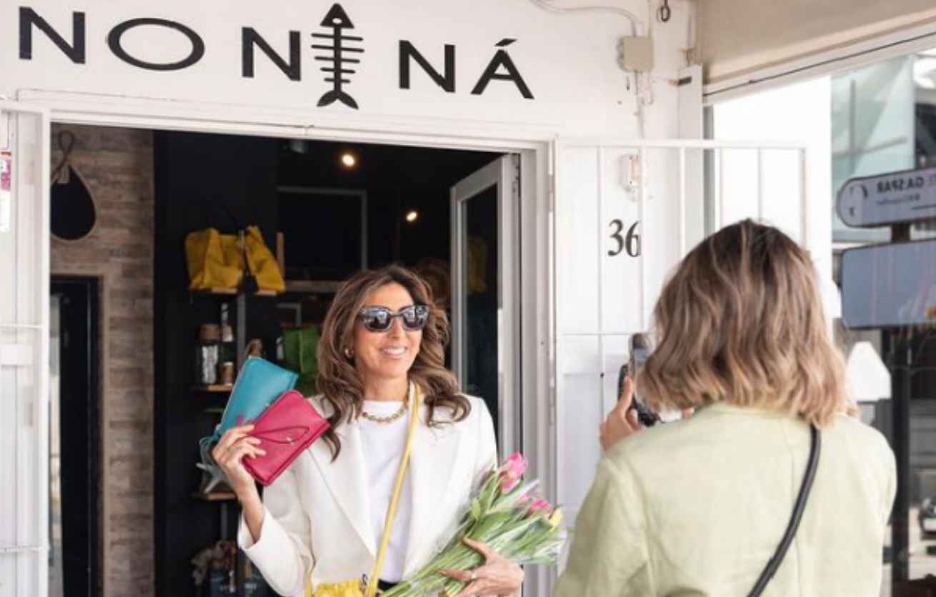 Imagen de archivo Paz Padilla delante de su tienda No Ni Ná en Zahara de los Atunes.