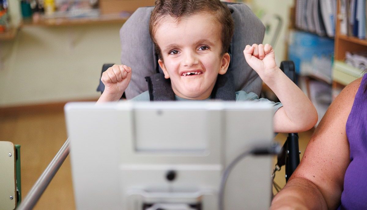 Julio comunicador ojos 23