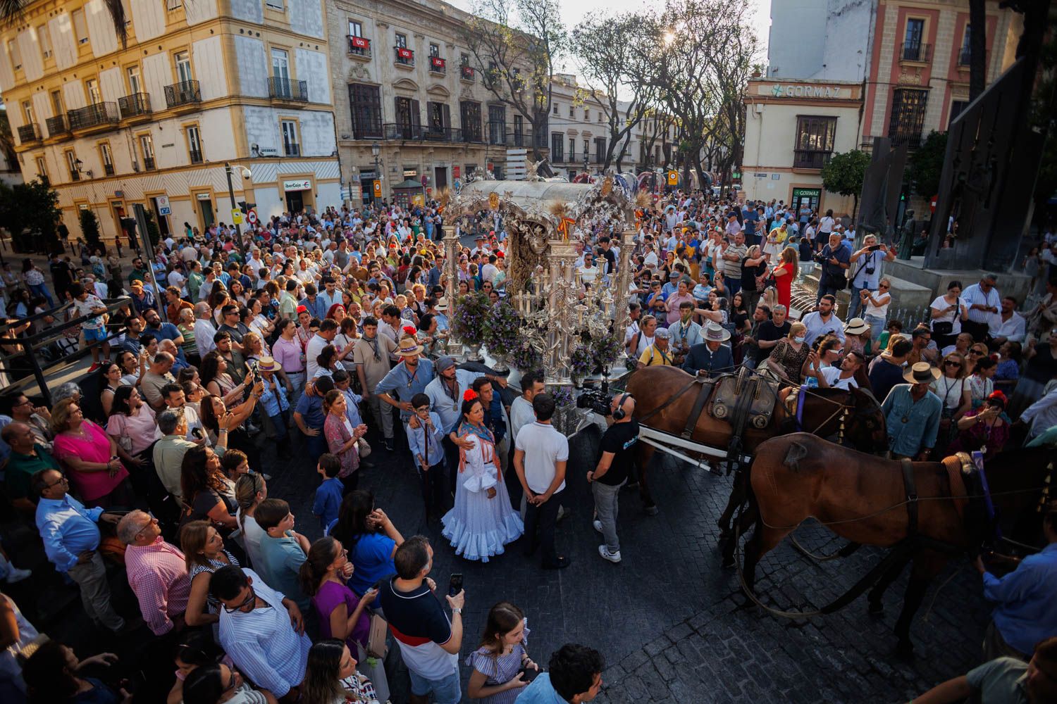 El simpecado de Jerez entrando en la Alameda de Cristina.