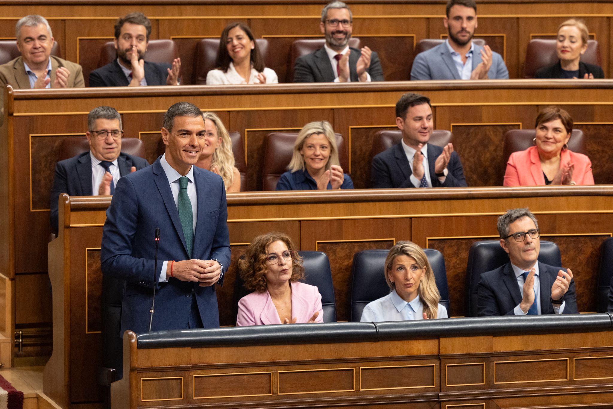 Santos Cerdán, arriba a la izquierda, en el Congreso, cerca de la bancada del Gobierno.