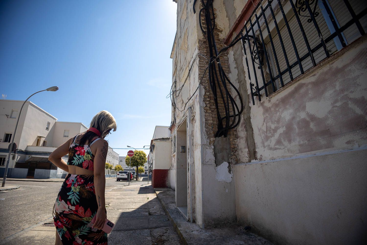 Una vecina camina junto a uno de los bloques de La Asunción.