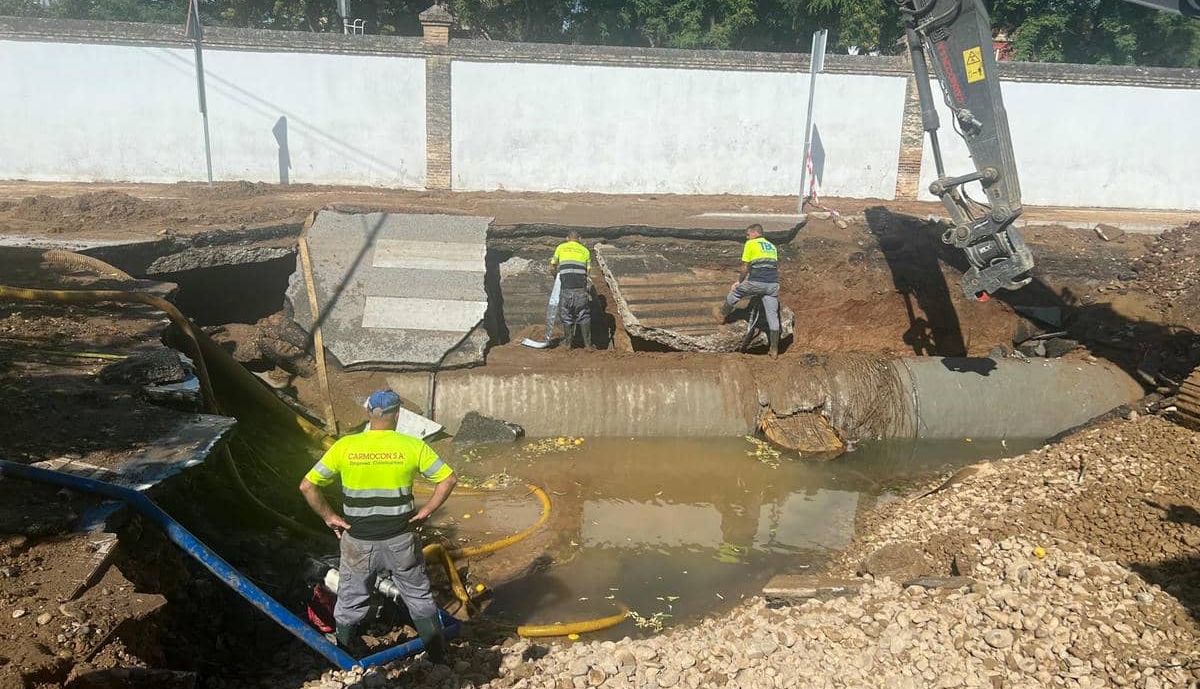 El corte que se produjo en Tocina por el reventón de la tubería de Aguas del Huesna.