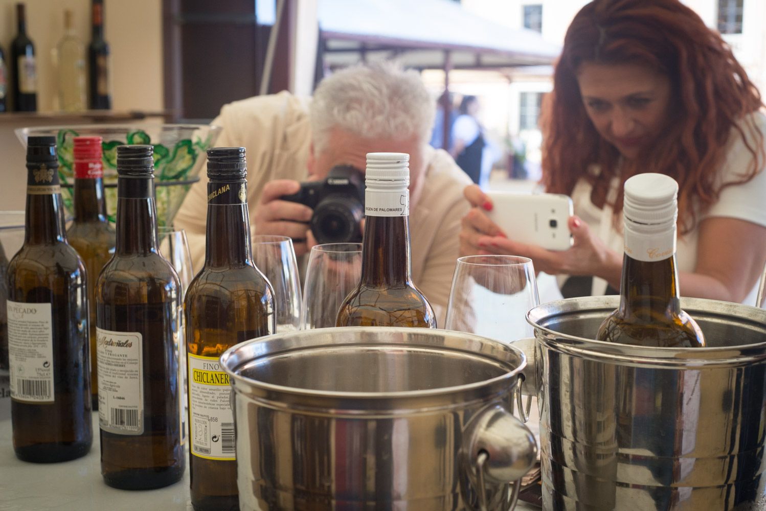 Visitantes de una pasada edición de Vinoble, haciendo fotos a unas botellas de vino. FOTO: JUAN CARLOS TORO.