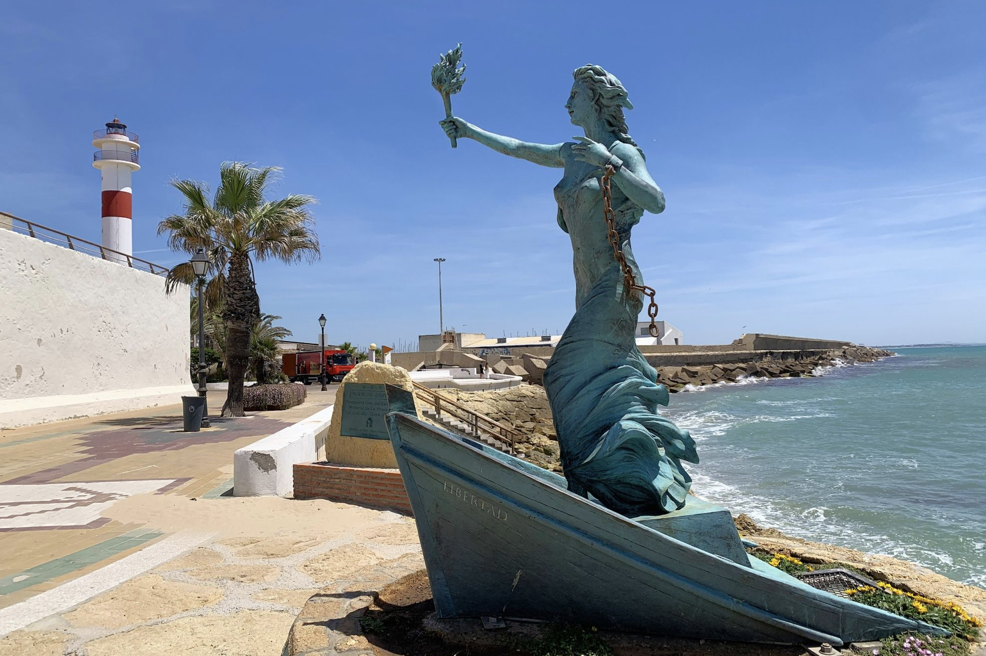 Monumento dedicado a la Memoria Histórica en la playa de la Costilla en Rota.