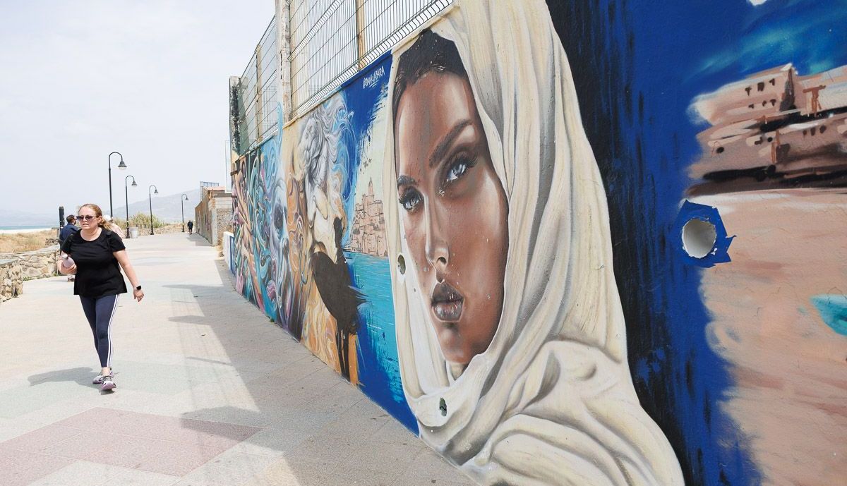 Un tramo de paseo marítimo en Los Lances sur, en Tarifa.