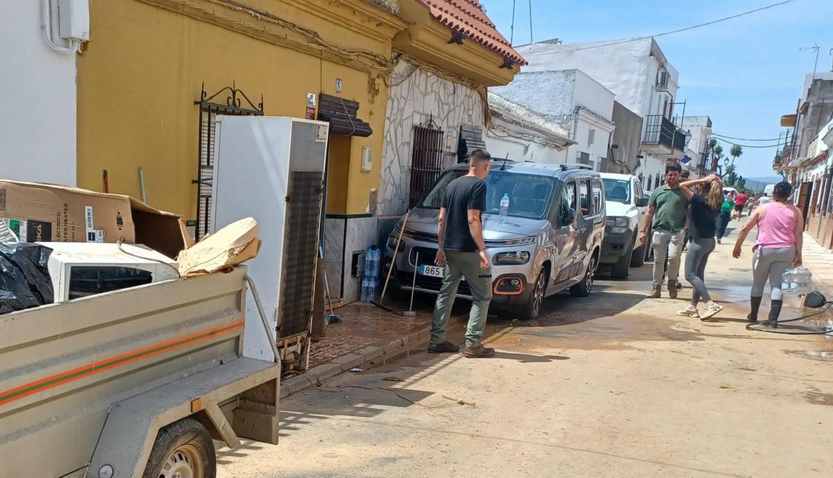 Los vecinos en Tocina, tras la fuerte inundación de sus viviendas.