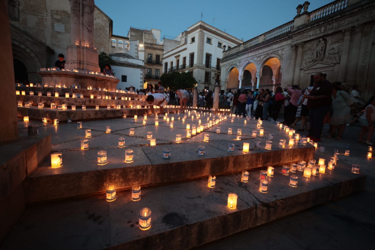 Las velas de la solidaridad en la plaza de la Asunción de Jerez.