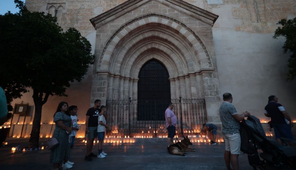 Velas alrededor de la iglesia de San Dionisio.