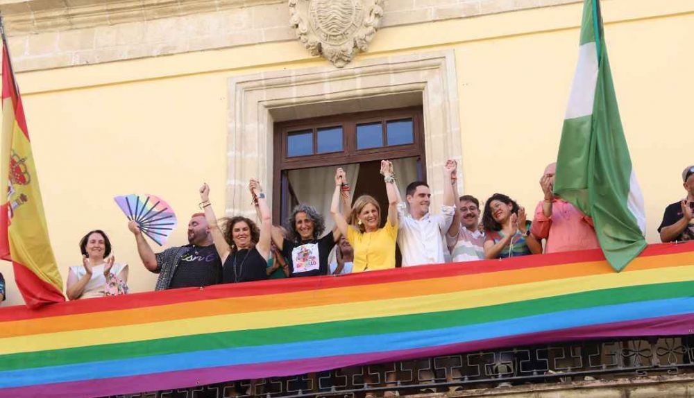 El tradicional acto en el balcón del Ayuntamiento del izado de la bandera arcoíris.
