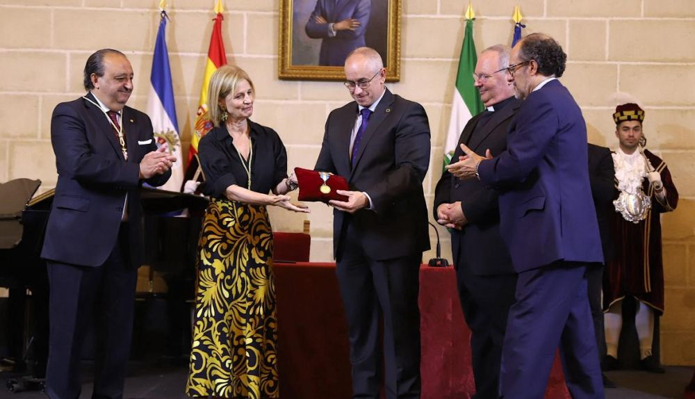 Imagen retrospectiva del pleno de jumio que concedió la Medalla de Oro.