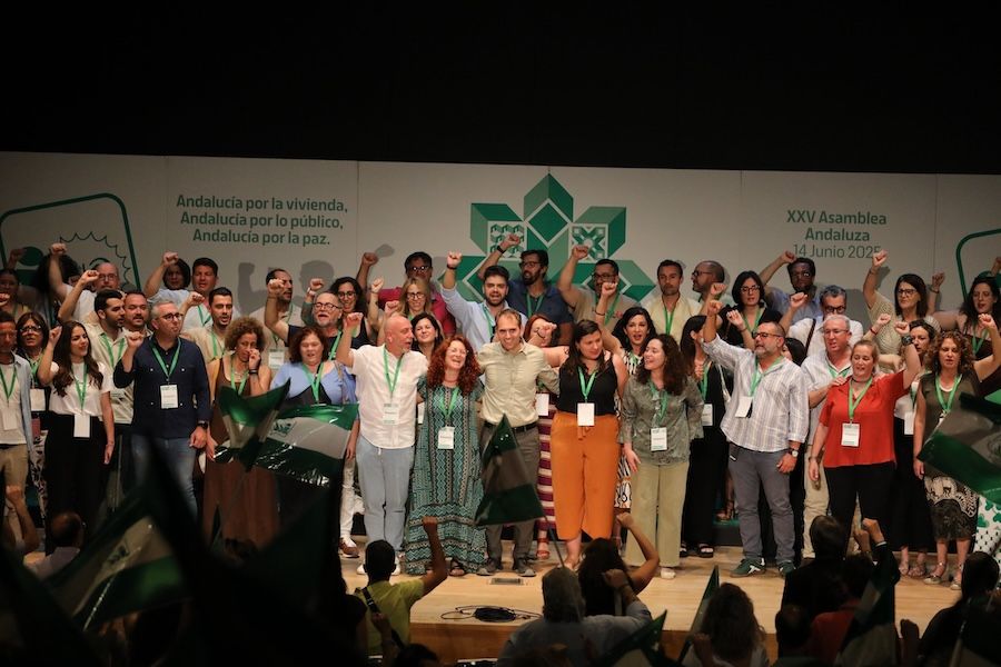 Toni Valero, en el centro de la imagen, reelegido como líder de IU Andalucía.