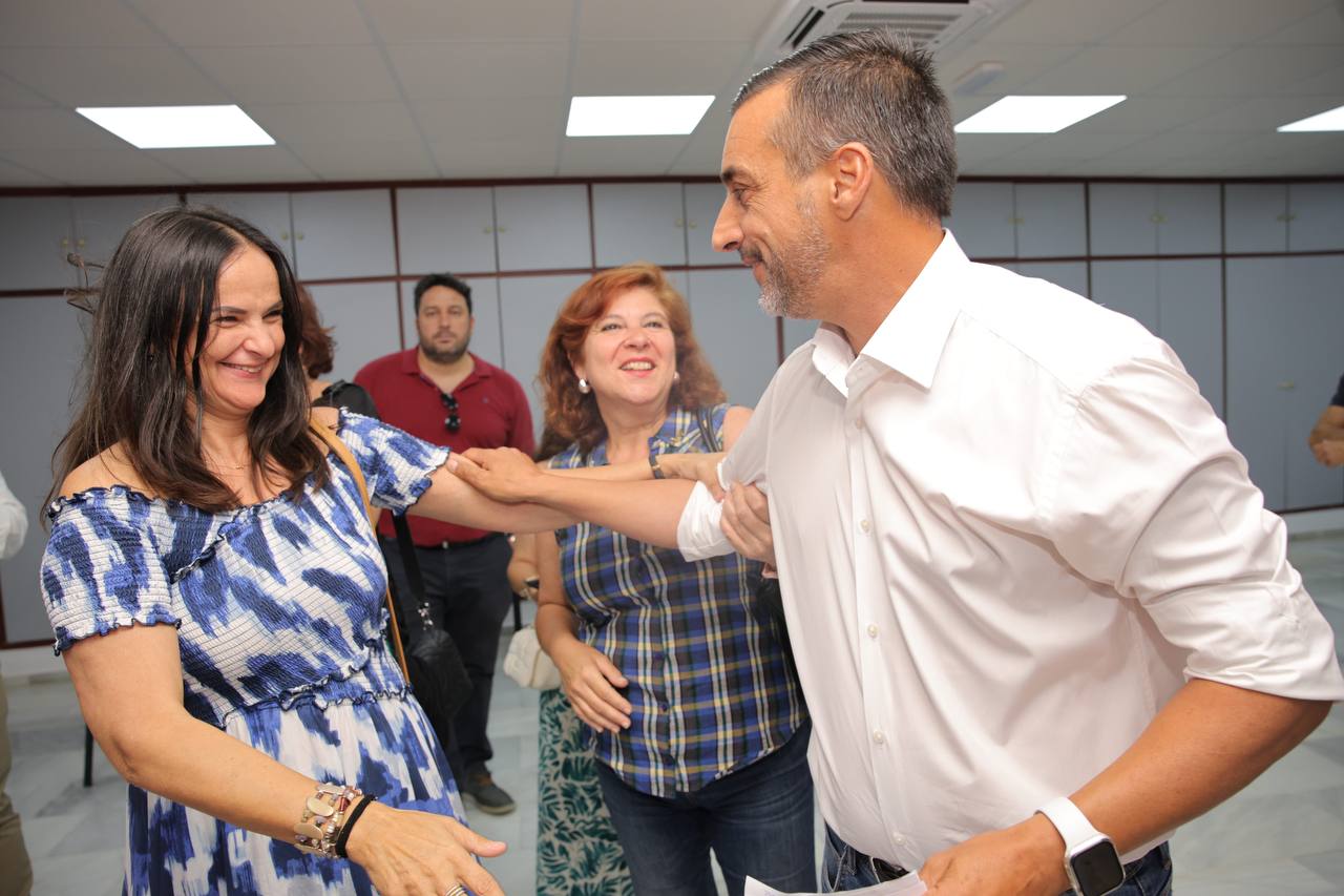 José Antonio Díaz y África Becerra se saludan tras la victoria del primero.