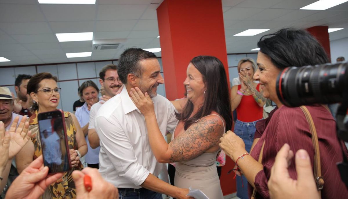 José Antonio Díaz celebra su victoria con su mujer, tras proclamarse secretario general del PSOE de Jerez.