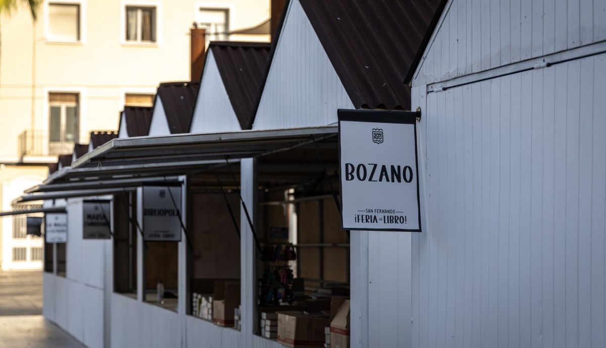 Casetas de librerías locales en la Feria del Libro de San Fernando.