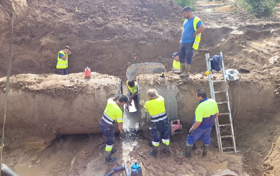 Técnicos de Aguas de Huesna cargan agua para que recuperen el suministro once poblaciones de Sevilla.
