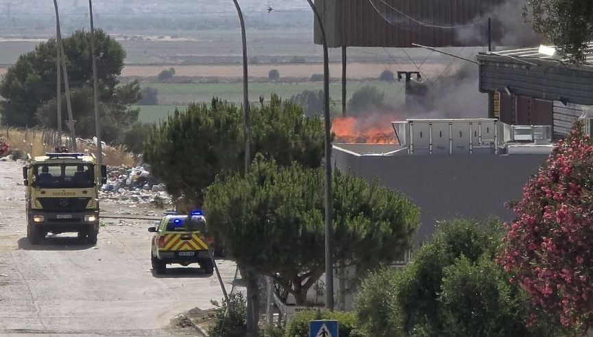 Los bomberos trabajan para extinguir el fuego en la planta de reciclaje de Las Calandrias de Jerez.
