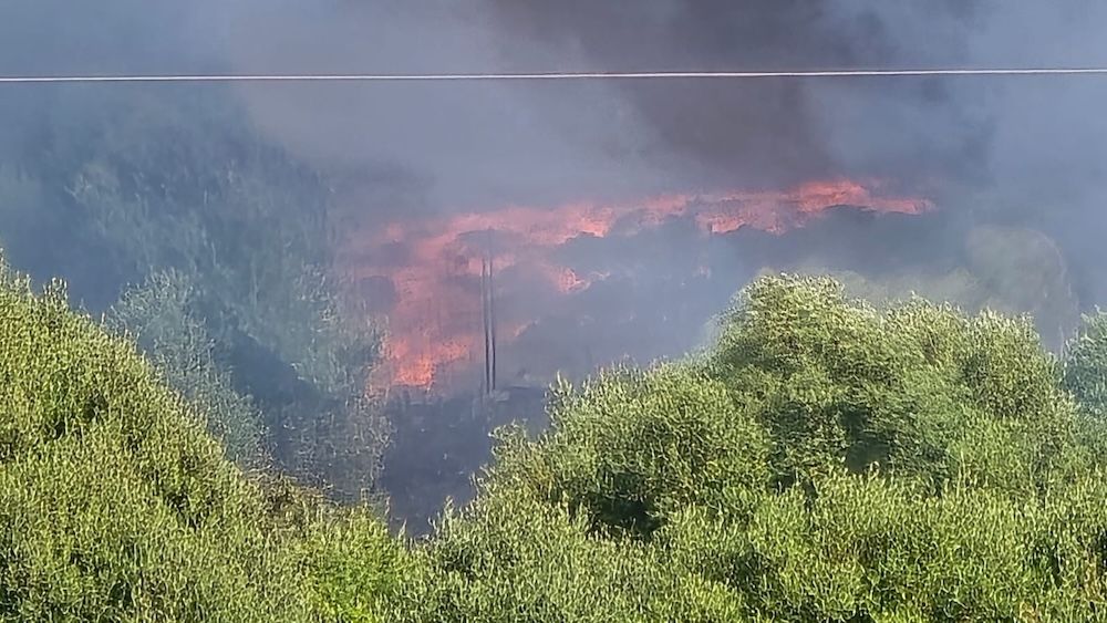 Plástico quemándose en la planta de reciclaje de Las Calandrias.