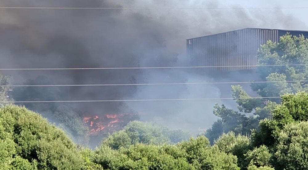 Plástico quemándose en el incendio de la planta de Las Calandrias en Jerez.