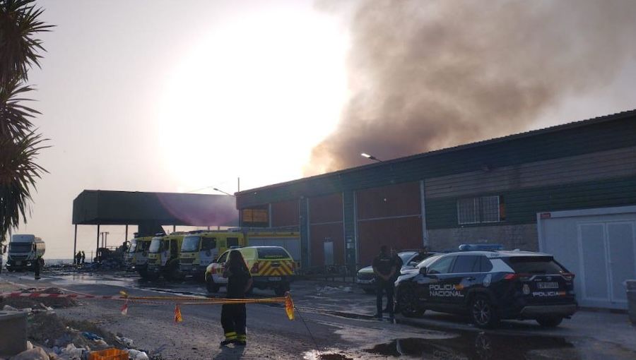 Humo en Las Calandrias, donde el incendio está controlado.