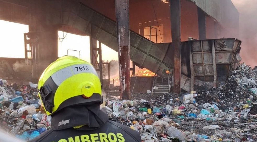 Bomberos trabajando en el incendio de Las Calandrias en Jerez.