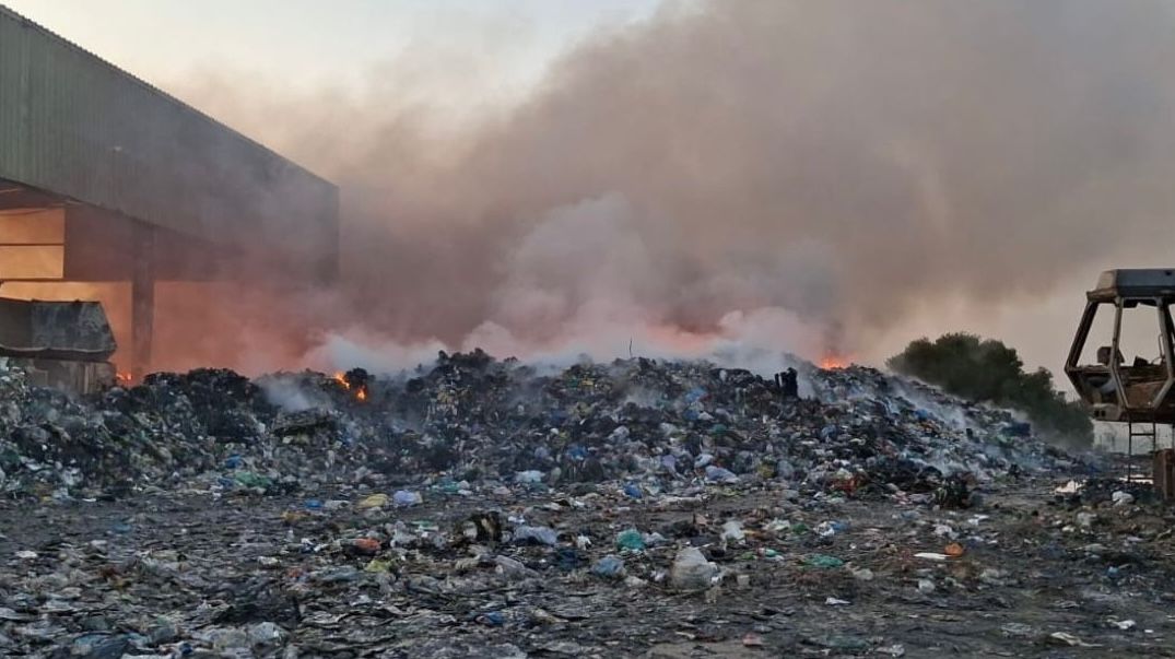 Basura quemada tras el incendio en la planta de Las Calandrias en Jerez.