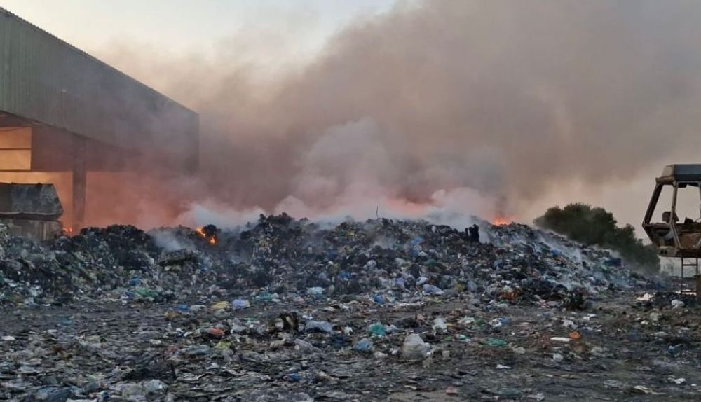 Basura quemada tras el incendio en la planta de Las Calandrias en Jerez.