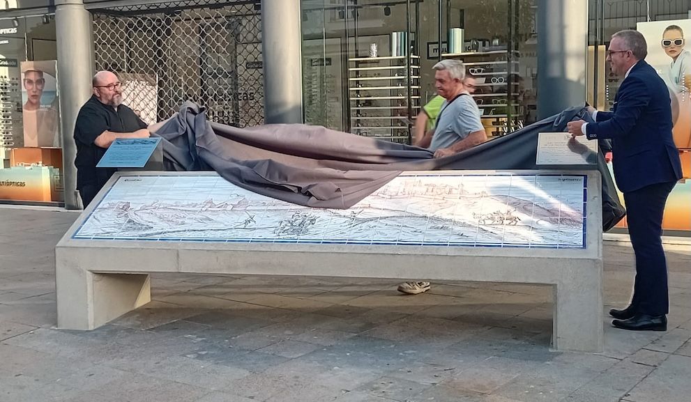 Momento del descubrimiento del grabado con el que se conmemora el nacimiento de Los Palacios.