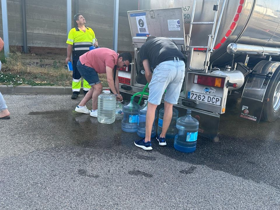 Un camión ha abastecido a los municipios.
