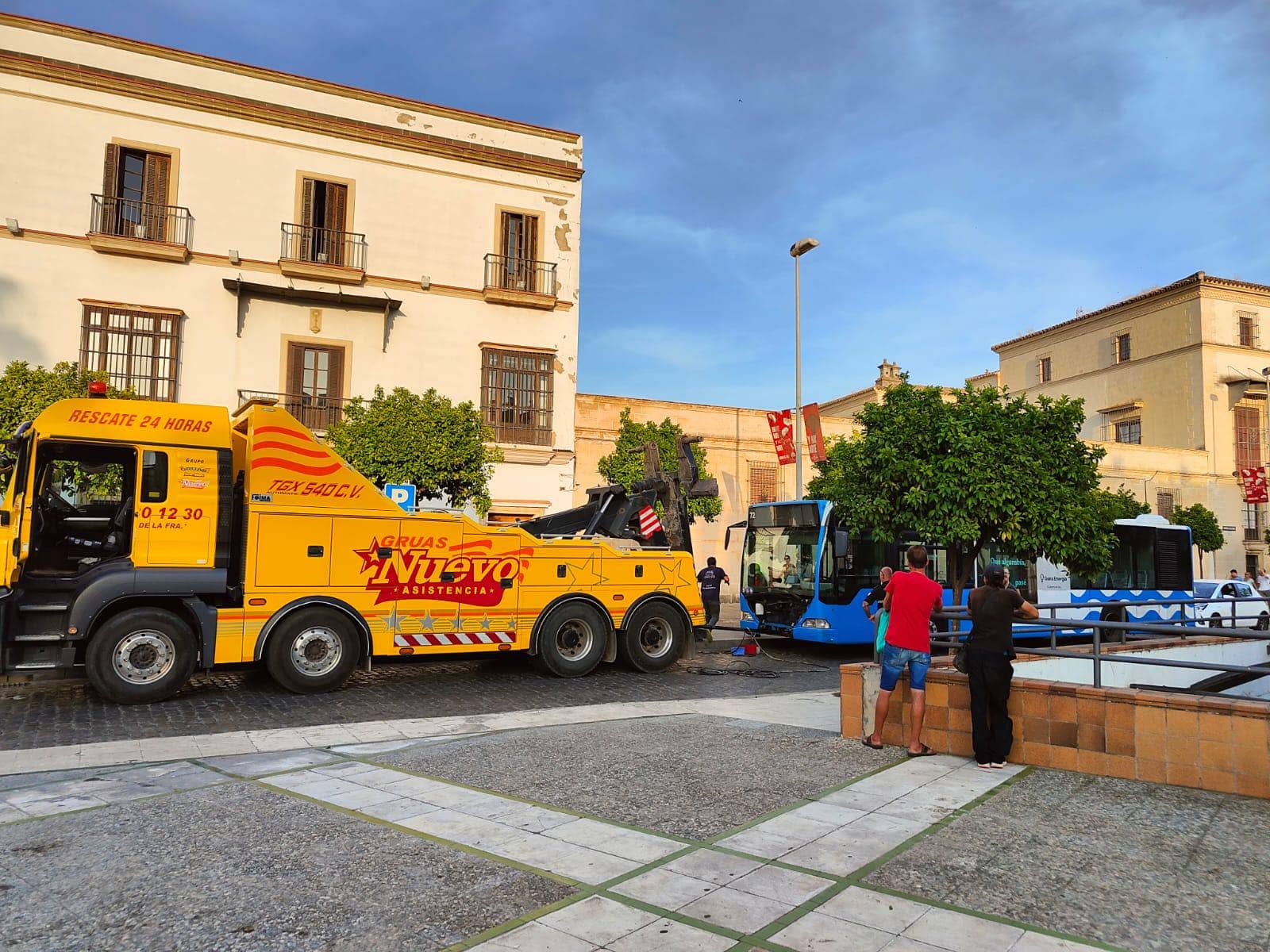 Una grúa acarrea un autobús urbano en el centro de Jerez este domingo, en una imagen compartida por el socialista José Antonio Díaz.