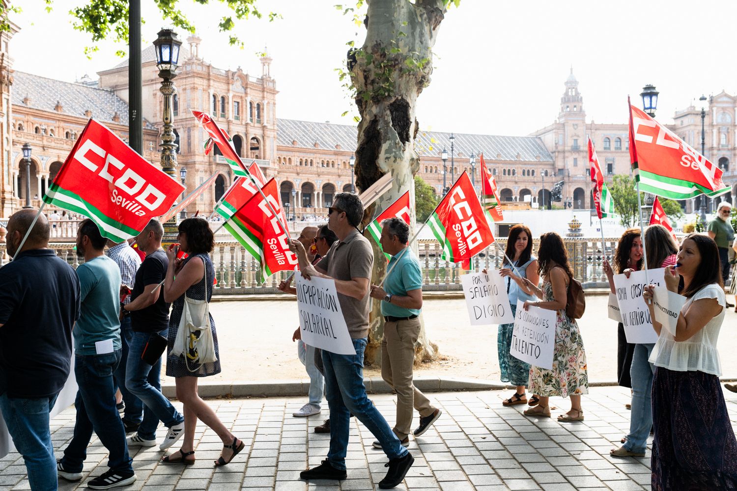 Protestas de los empleados en la Plaza de España de Sevilla, sede de las oficinas de Extranjería.