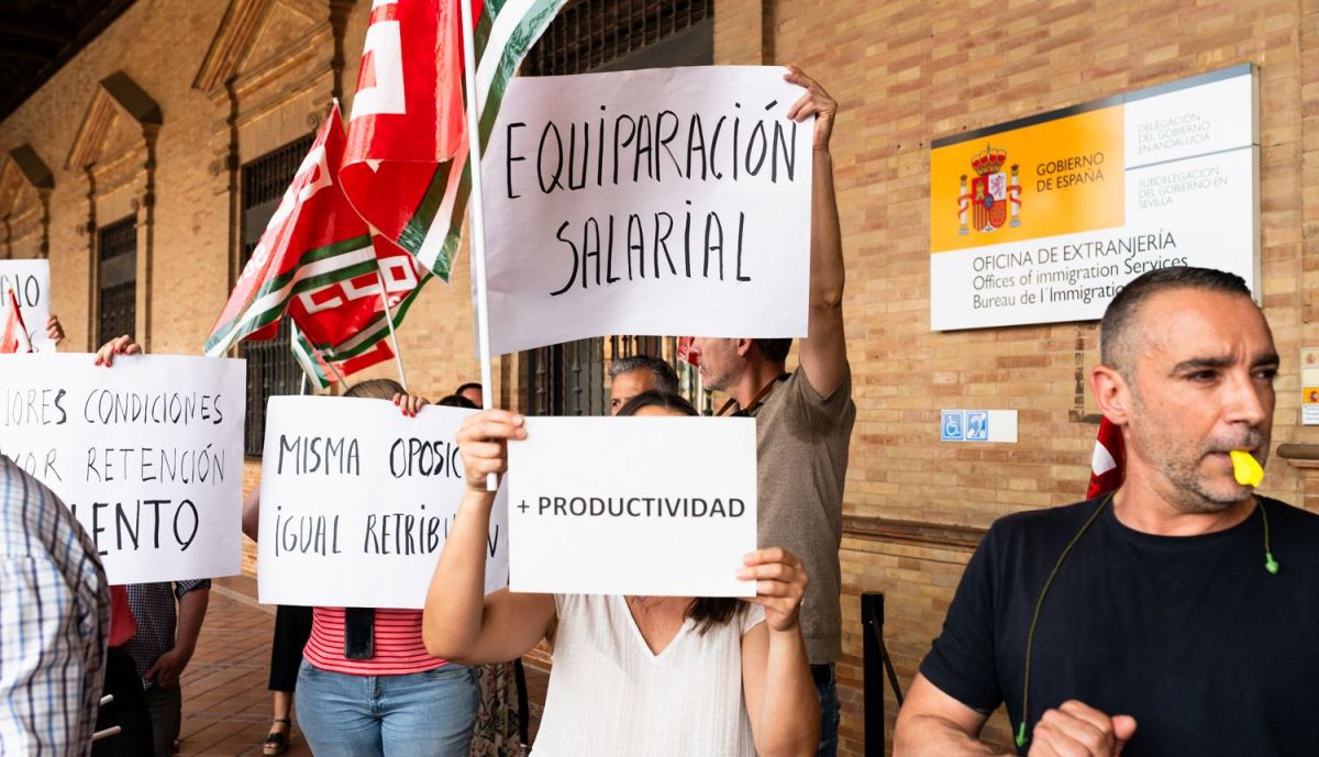 COMISIONES OBRERAS HUELGA MANIFESTACIONDENUCIAR COLAPSO OFICINAS EXTRANJERÍA SEVILLA 10