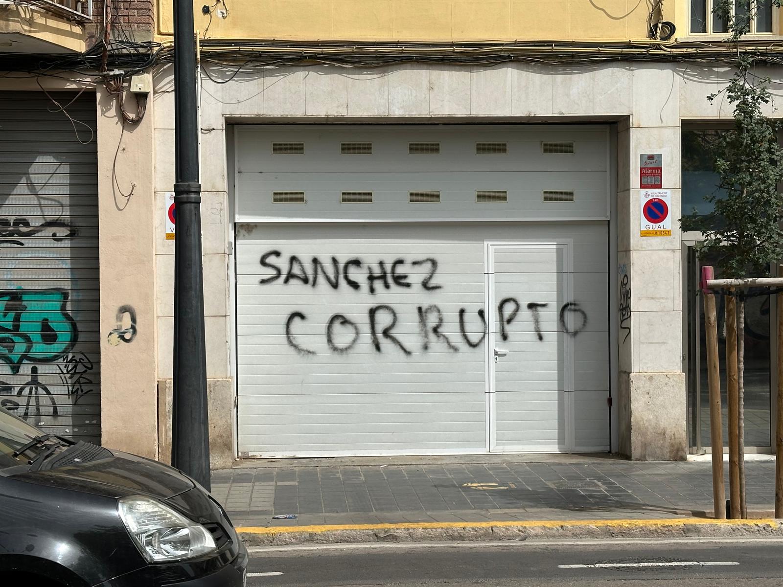 Pintada en la vivienda de Ábalos.