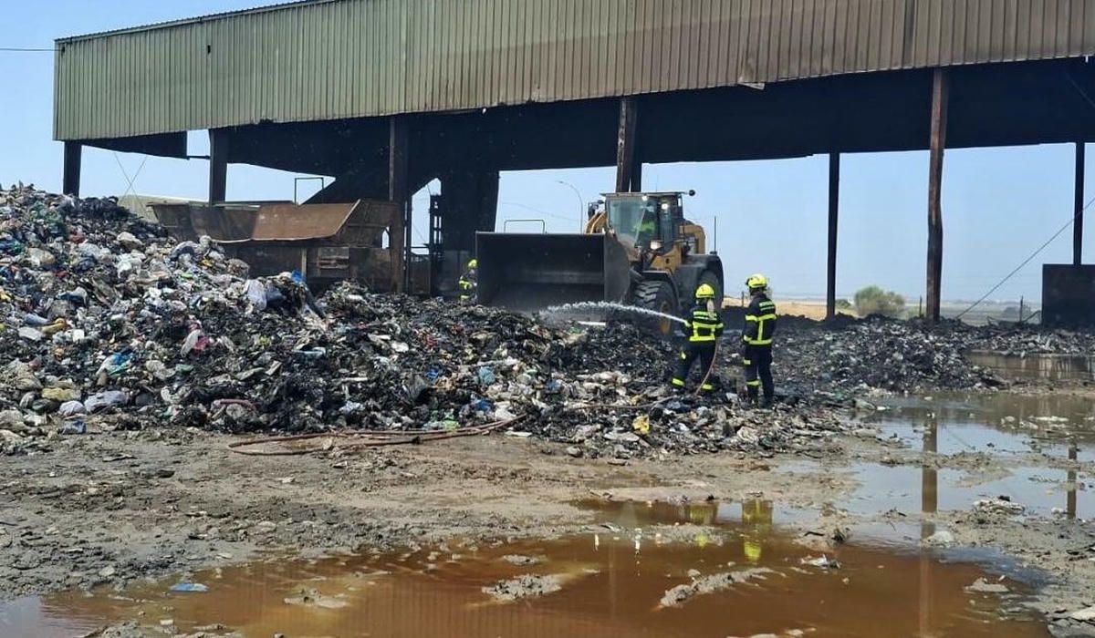 Bomberos en el incendio de Las Calandrias, en la mañana de este lunes.