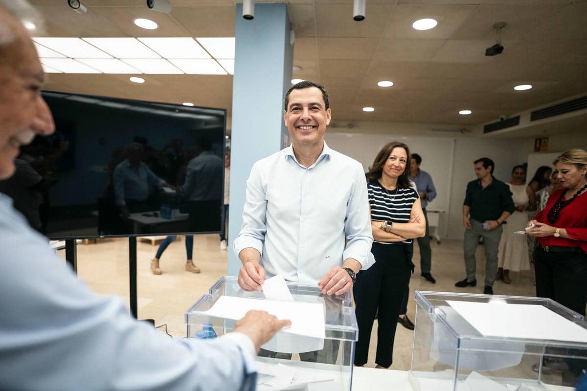 Juanma Moreno, que ha acudido a votar en Málaga por Feijóo como presidente del PP en el proceso interno del partido.