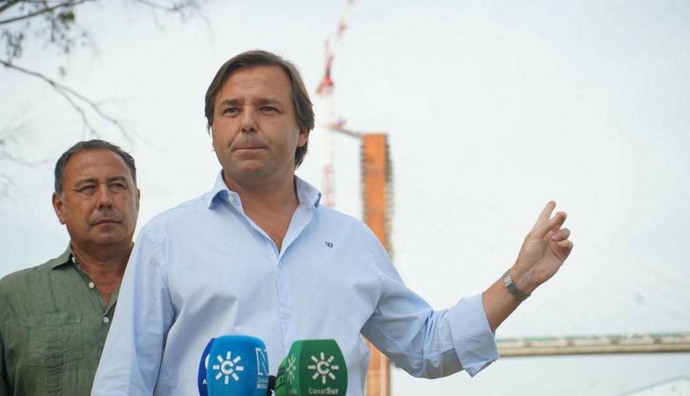 Repullo y Ricardo Sánchez, frente al puente del Centenario de Sevilla.