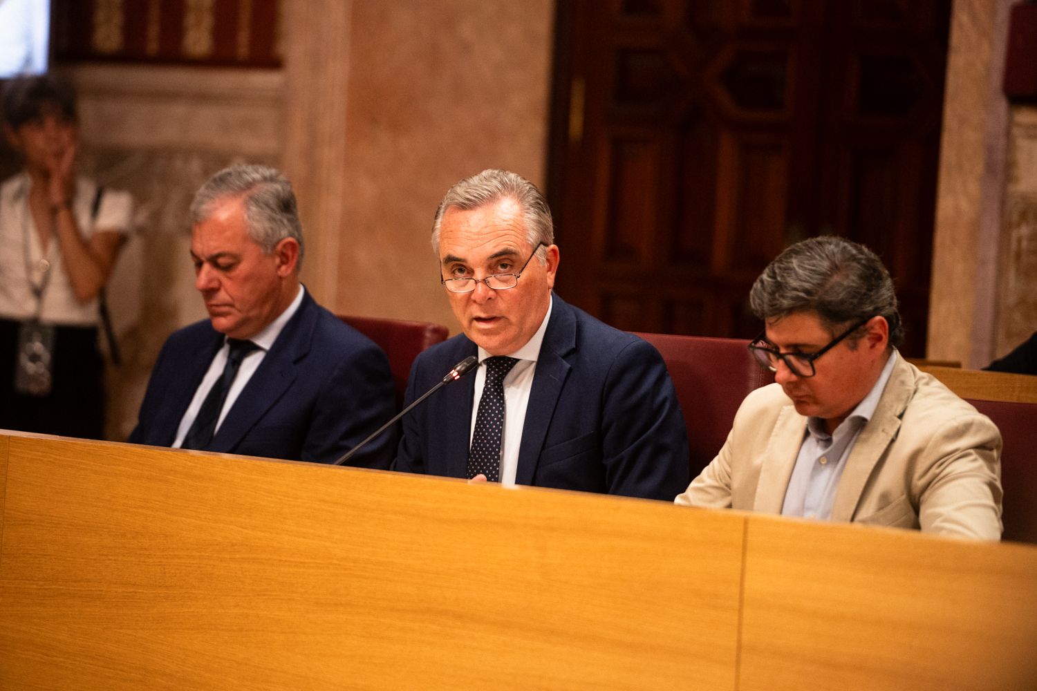 Juan Bueno, delegado de Hacienda, en el pleno del Ayuntamiento de Sevilla de este lunes.