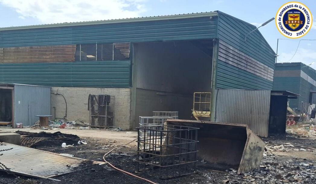 Extinguido el incendio en la planta de reciclaje de Las Calandrias. Extinguido el incendio en la planta de reciclaje de Las Calandrias.