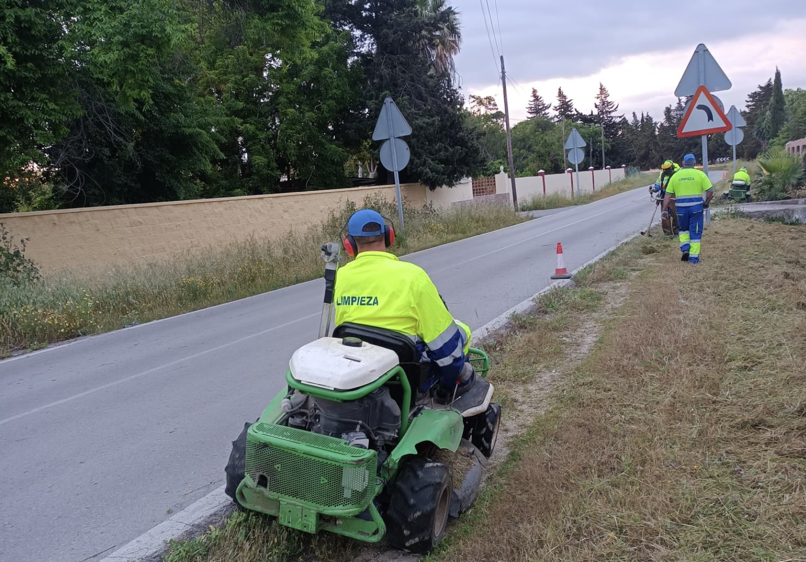 Trabajos de limpieza en la carretera de El Marquesado en Chiclana.