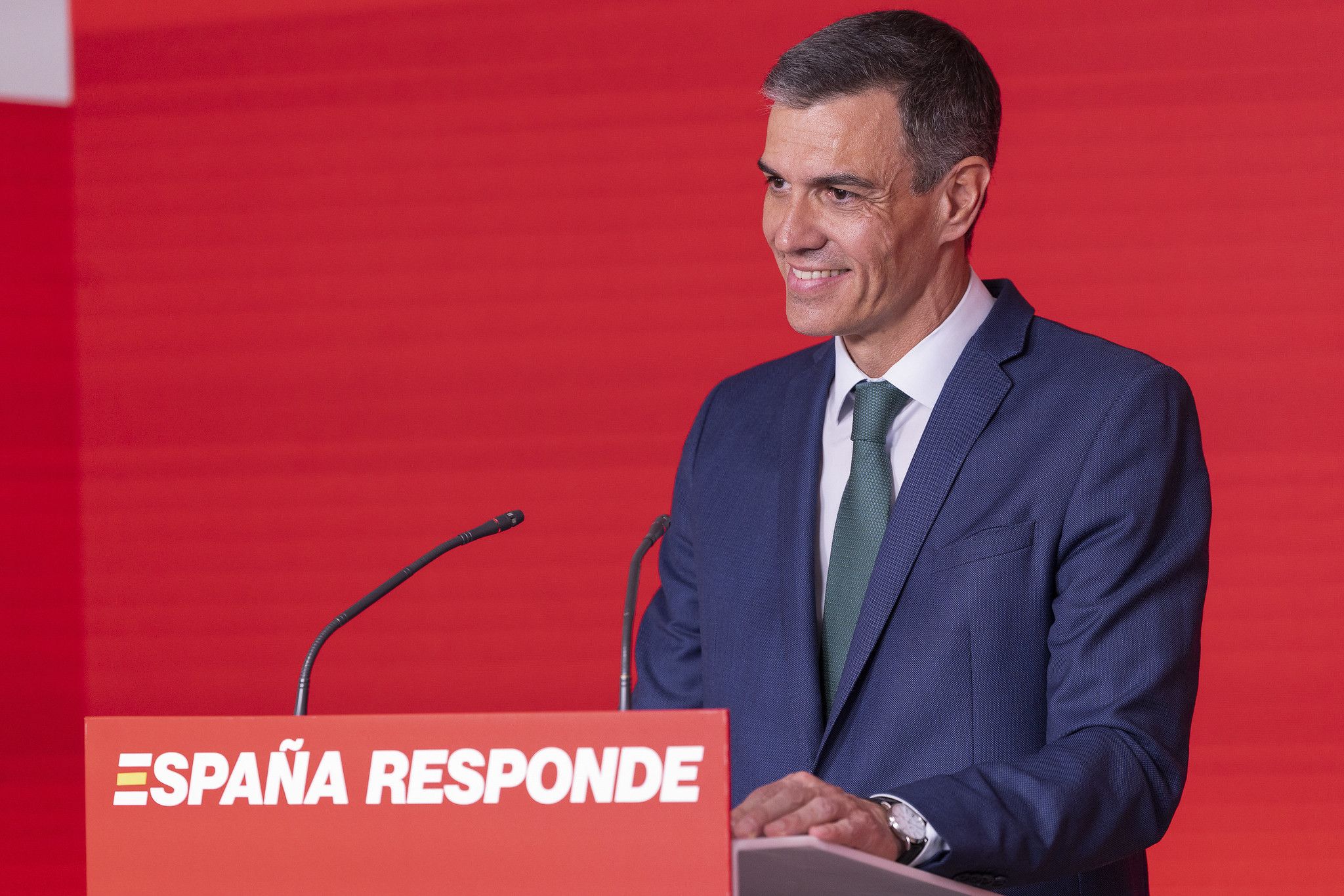 Pedro Sánchez, sonriente, atendiendo a los medios el lunes por la tarde en Ferraz.