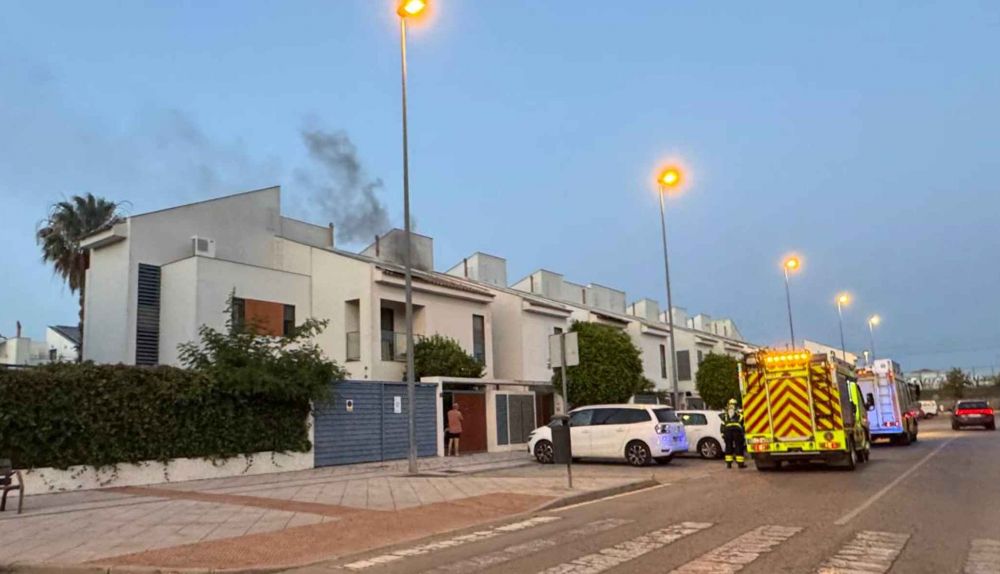 La humareda que salía de la casa donde ha tenido lugar el incendio.