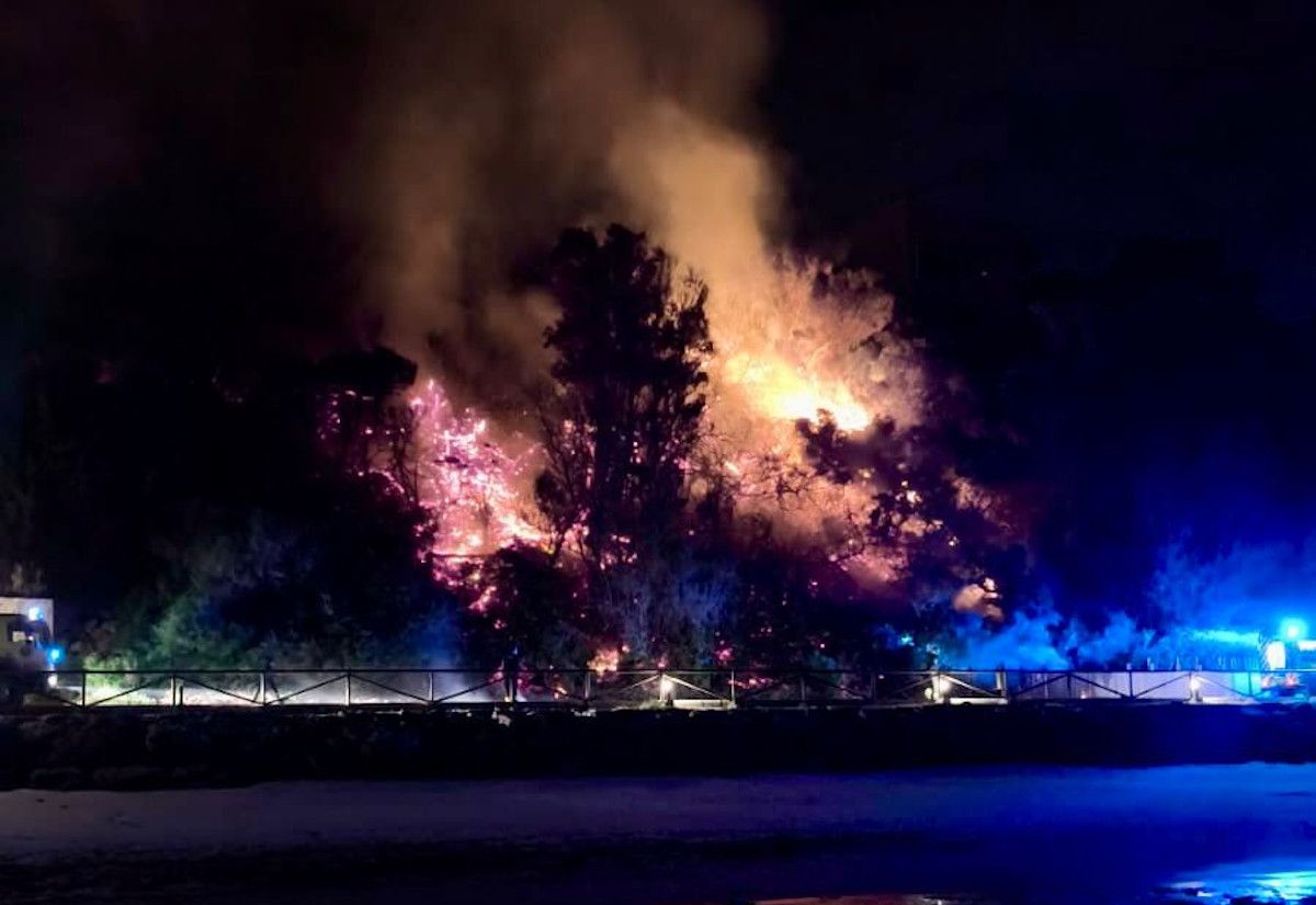 El paseo de madera de El Puerto, envuelto en llamas. El paseo de madera de El Puerto, envuelto en llamas.