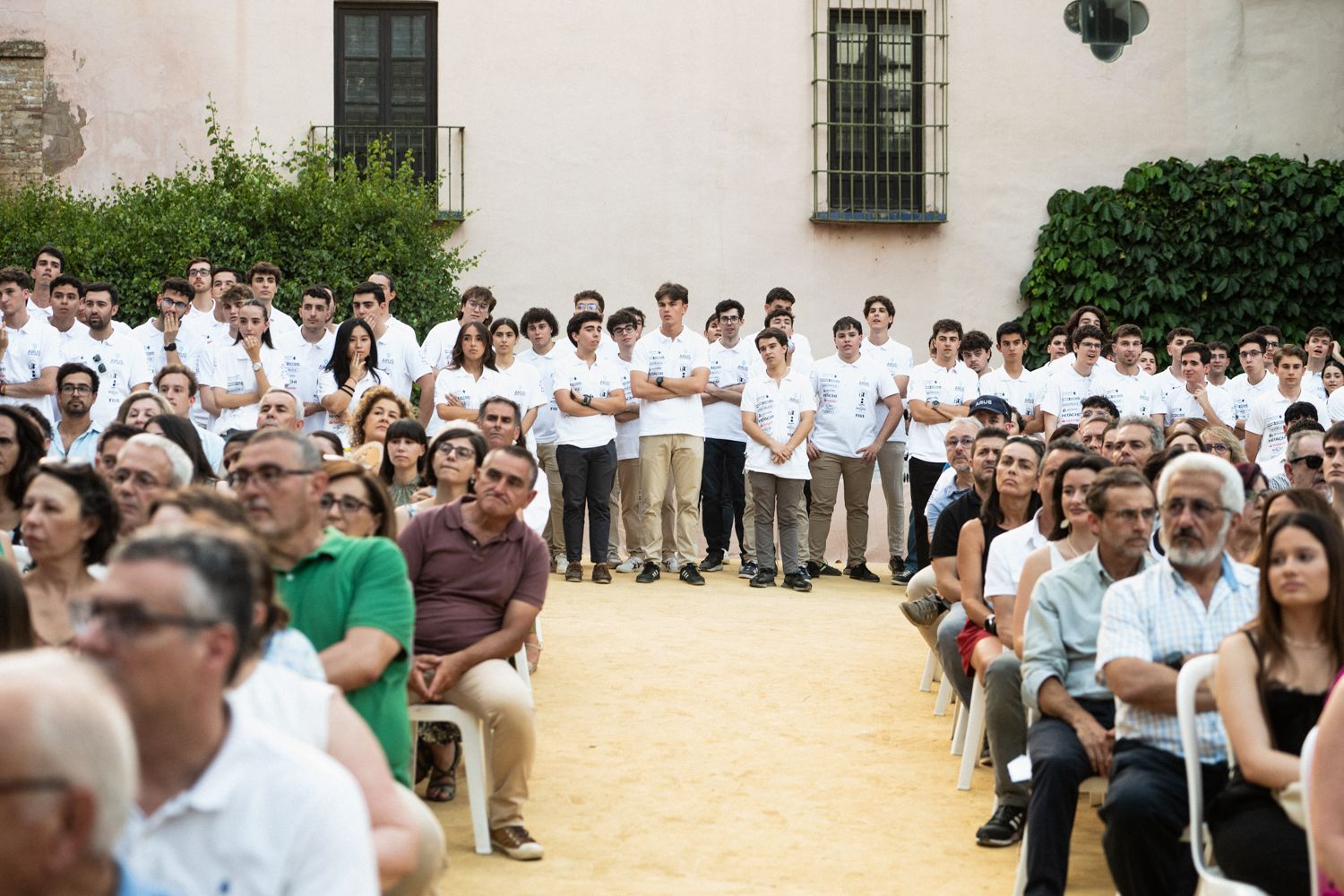 Personas atendiendo a una presentación de la Universidad de Sevilla.