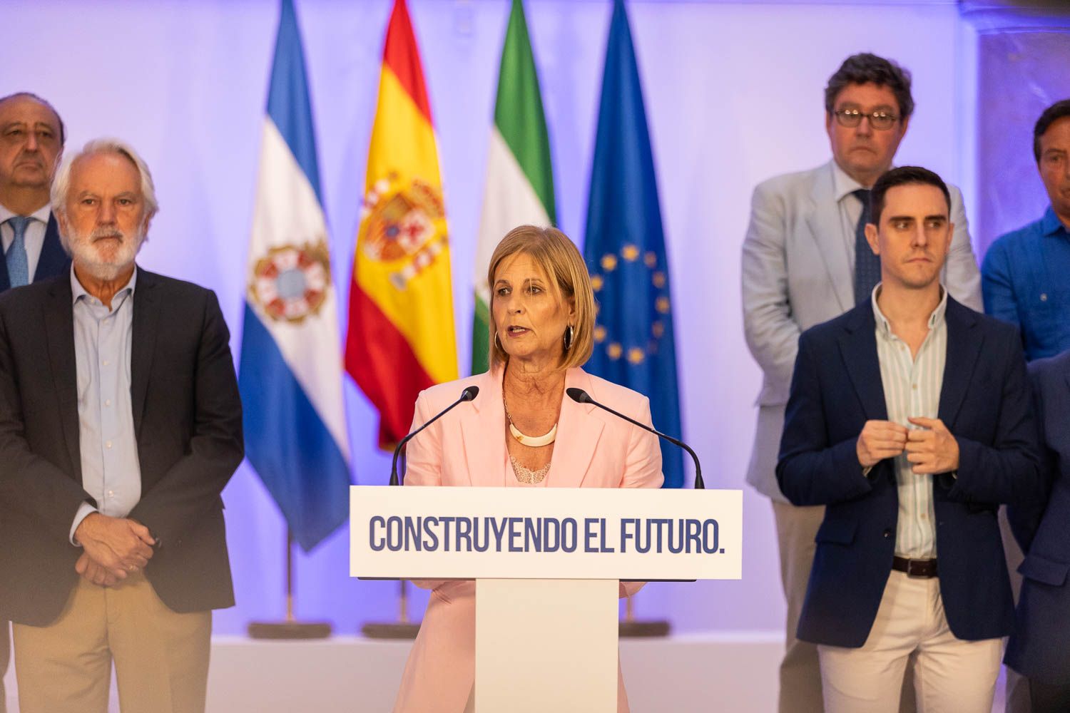 María José García-Pelayo, en el balance reciente de dos años de gobierno, acompañada de su equipo. En primer término, Agustín Muñoz y Jaime Espinar. Al fondo, Francisco Zurita y José Ángel Aparicio.