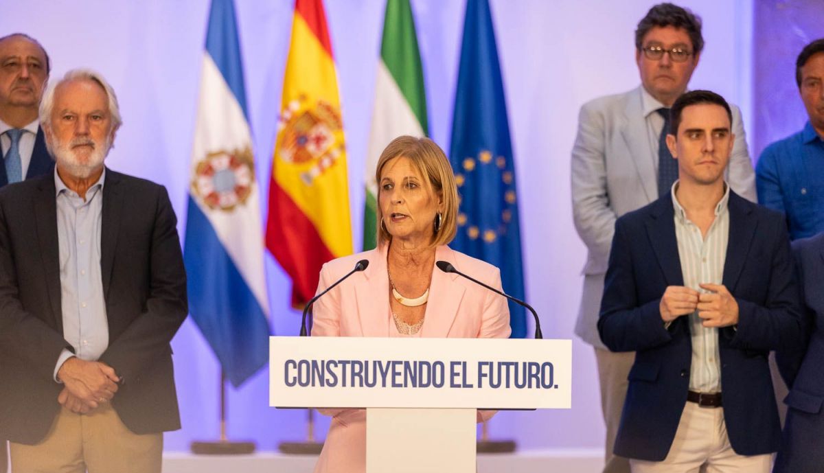 María José García-Pelayo, en el balance reciente de dos años de gobierno, acompañada de su equipo. En primer término, Agustín Muñoz y Jaime Espinar. Al fondo, Francisco Zurita y José Ángel Aparicio.