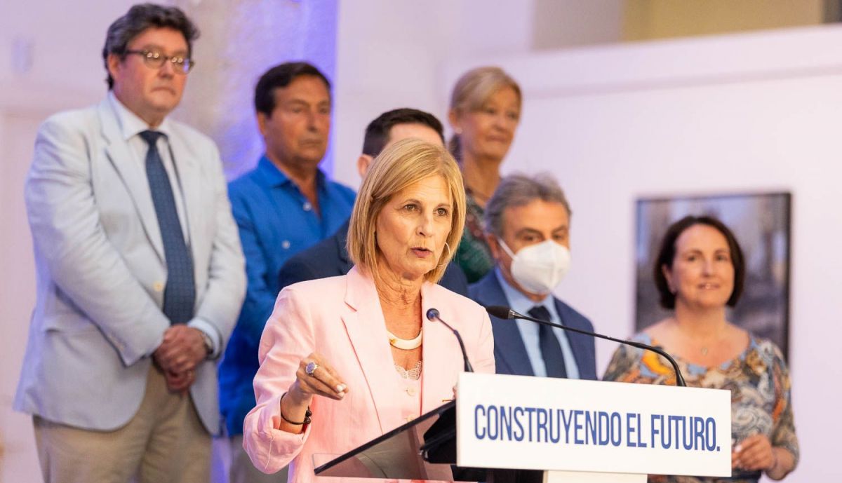 La alcaldesa de Jerez, María José García-Pelayo, con parte de su gobierno detrás.