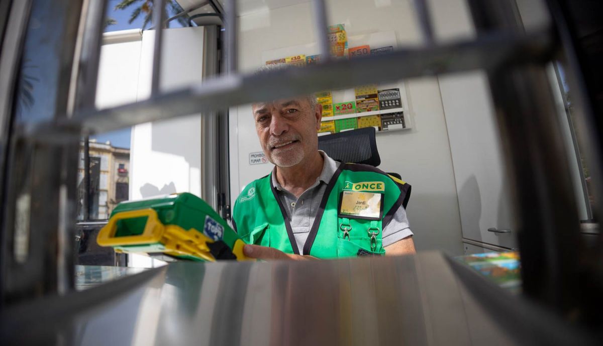 El vendedor de la ONCE en el interior del quiosco.