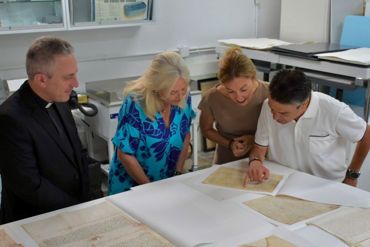 Autoridades de la Junta y diocesanas observando los documentos entregados al archivo. 