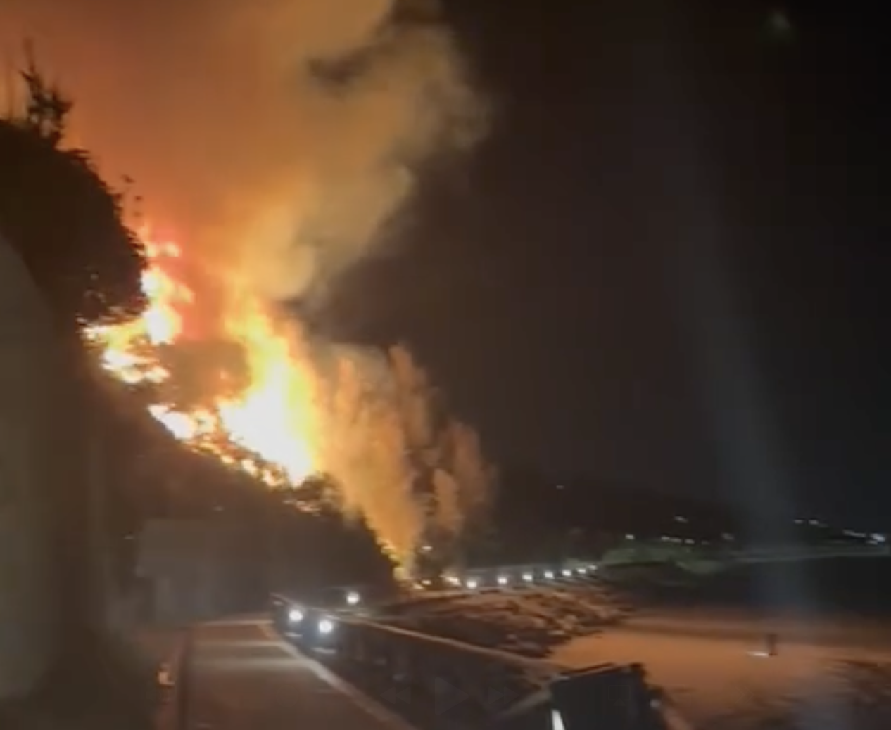 Imágenes del incendio en el paseo de madera de El Puerto esta madrugada. Imágenes del incendio en el paseo de madera de El Puerto esta madrugada.