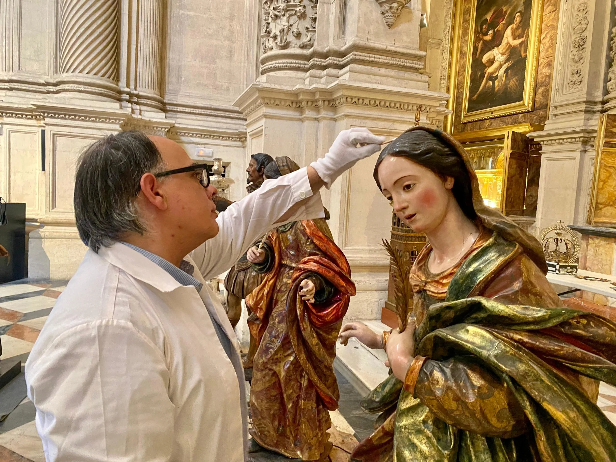 Un técnico en la Catedral en labores de limpieza de la imagen de santa Justa. Un técnico en la Catedral en labores de limpieza de la imagen de santa Justa.