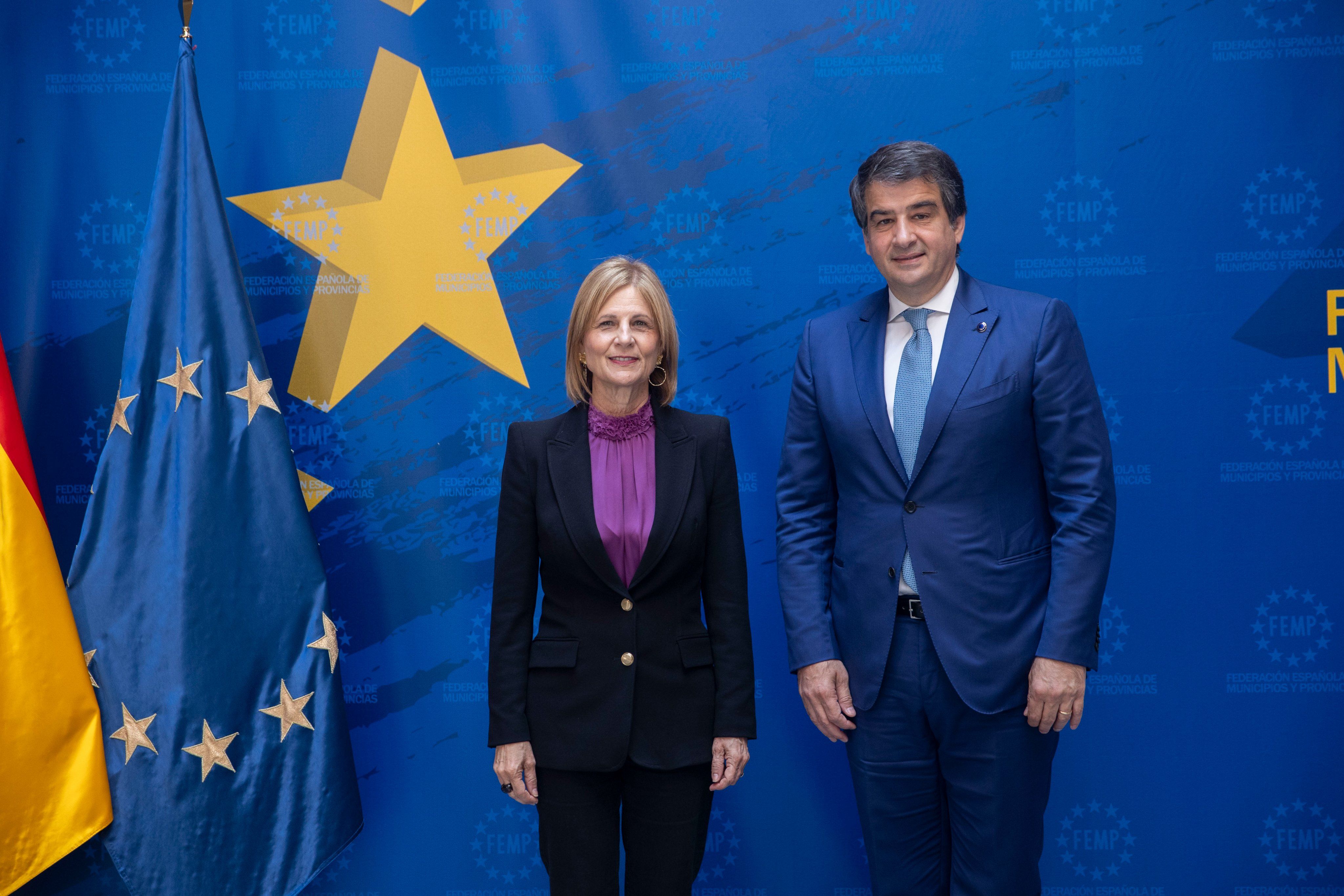 La presidenta de la FEMP y alcaldesa de Jerez junto a Raffaele Fitto, vicepresidente de la Comisión Europea, en un acto reciente de la Federación.